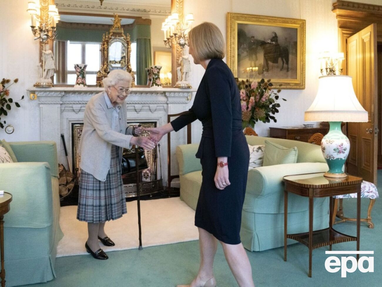 По словам Трасс, прощаясь, королева Великобритании заверила ее, что с нетерпением ждет новой встречи
