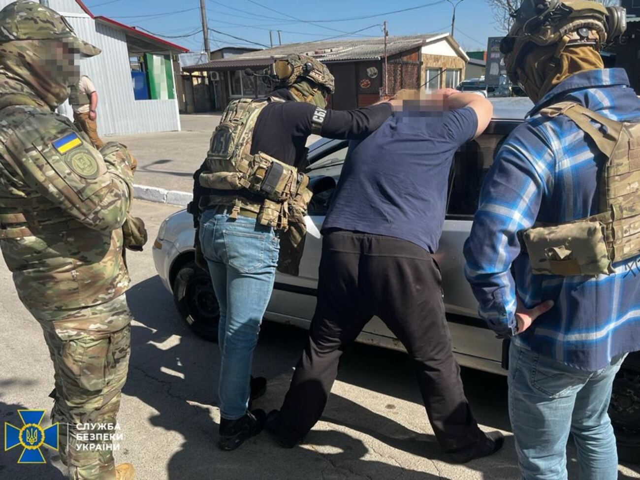 "Таксист" встановив у машині прихований відеореєстратор. Також він збирав інформацію для окупантів, спілкуючись із пасажирами, пояснили в СБУ