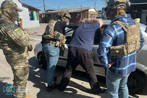 "Таксист" встановив у машині прихований відеореєстратор. Також він збирав інформацію для окупантів, спілкуючись із пасажирами, пояснили в СБУ