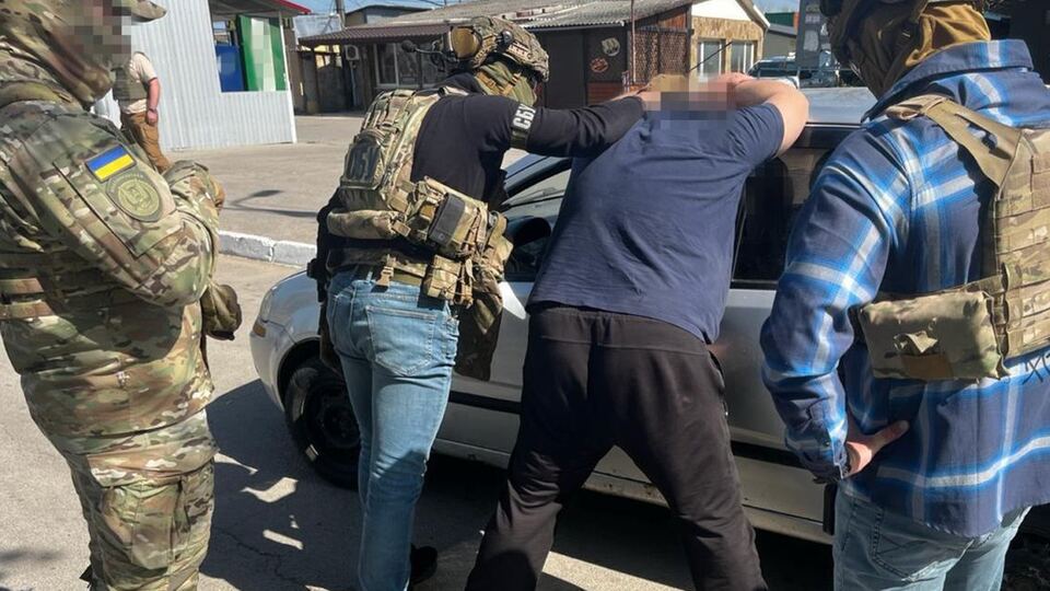 "Таксист" встановив у машині прихований відеореєстратор. Також він збирав інформацію для окупантів, спілкуючись із пасажирами, пояснили в СБУ
