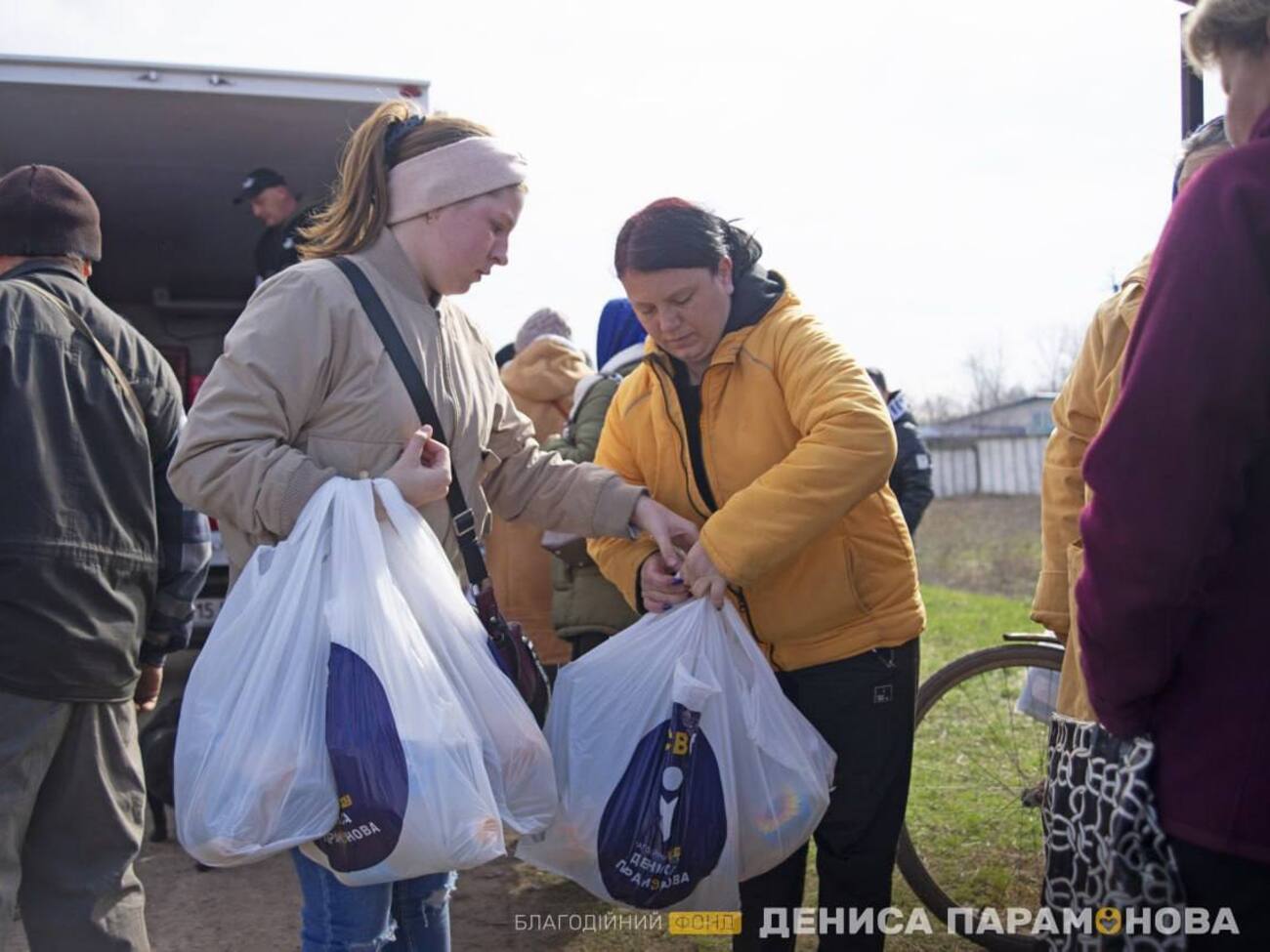 Зазвичай люди звертаються по допомогу на гарячу лінію благодійного фонду Дениса Парамонова, а також через соціальні мережі