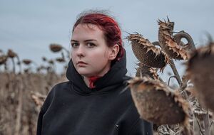 Пташка: Мій чоловік у Маріуполі у невідомій могилі лежить. І він не читав Конституції й не шукав варіантів, як звалити самому і звалити відповідальність за свою країну на інших