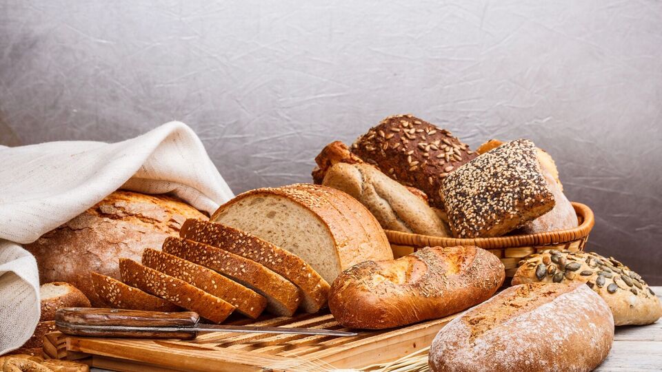 Белый и черный хлеб не следует хранить вместе