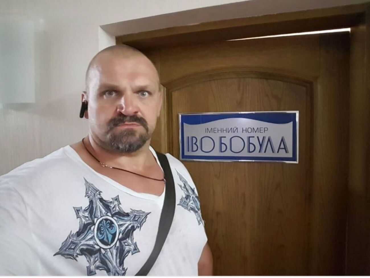 Скандал между Вирастюком и Бобулом возник из-за того, что в 2016 году спортсмен выложил в сеть видео, в котором высмеял именной номер певца в одном из отелей в Черновцах