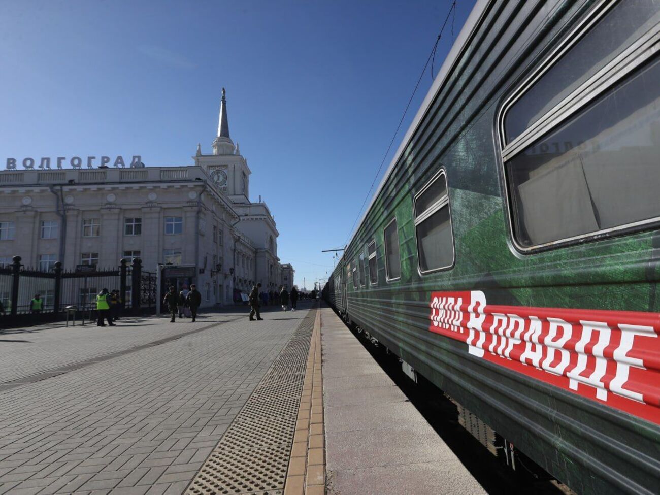 Во время остановок поезда работает мобильный пункт набора на российскую военную службу по контракту