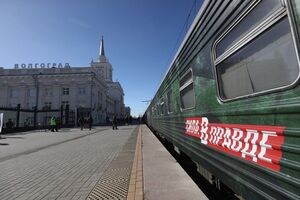 Во время остановок поезда работает мобильный пункт набора на российскую военную службу по контракту