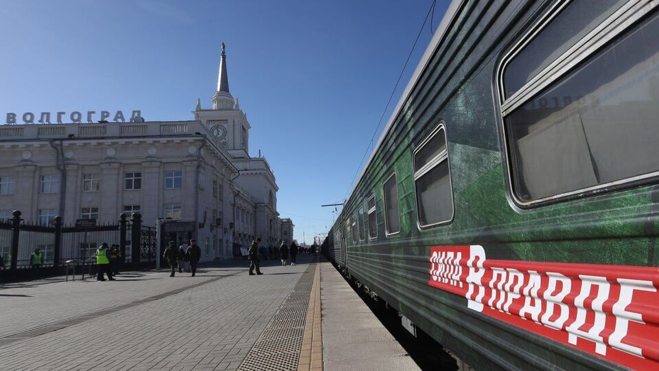 Во время остановок поезда работает мобильный пункт набора на российскую военную службу по контракту