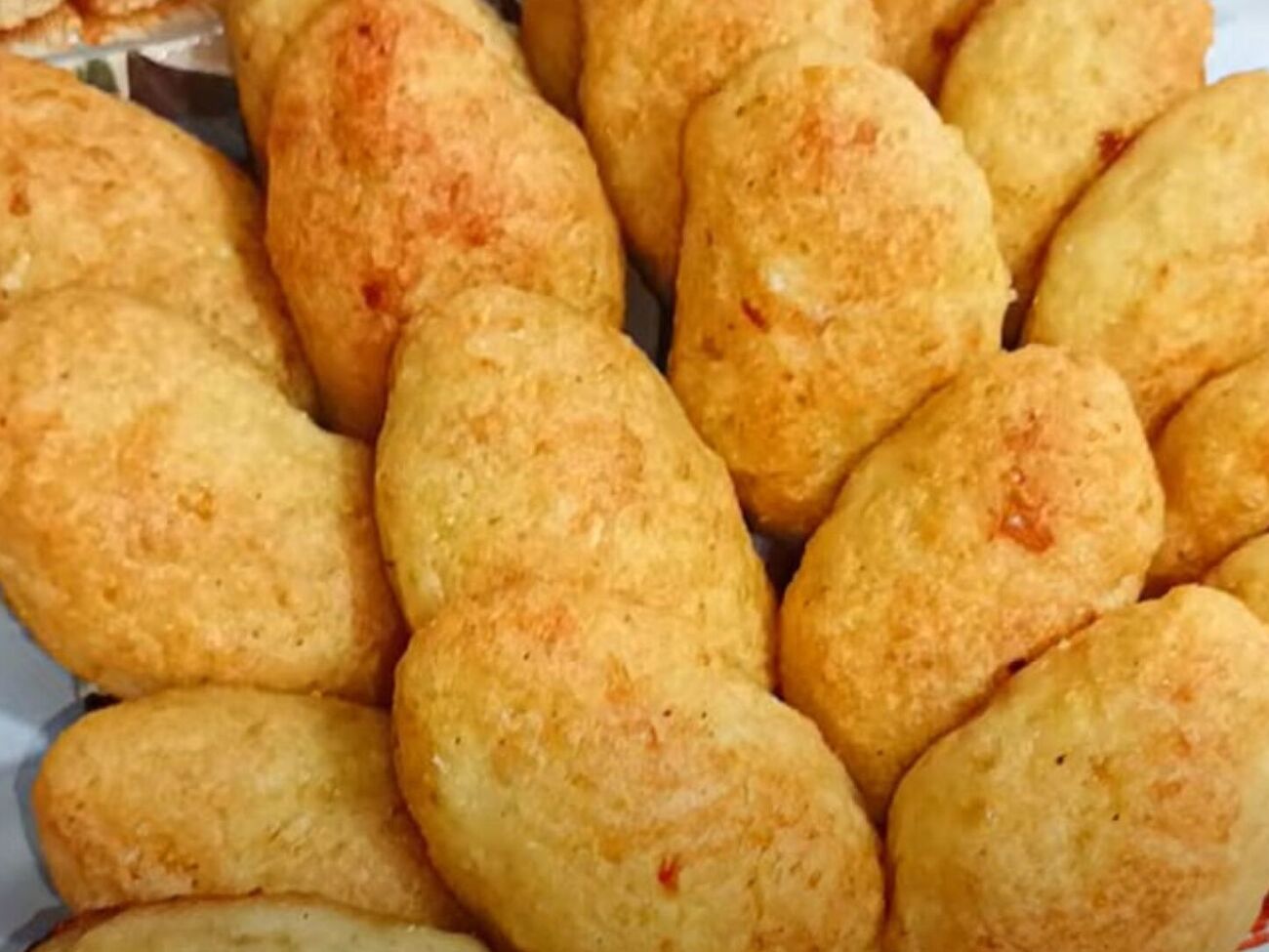 Сформуйте котлети, викладіть на лист, застелений пергаментом. Випікайте в духовці 40 хвилин за температури 180 °С