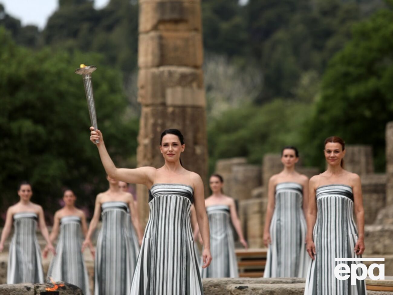 Огонь зажгла греческая актриса Мэри Мина, игравшая роль верховной жрицы