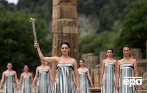 Вогонь запалила грецька актриса Мері Міна, яка грала роль верховної жриці