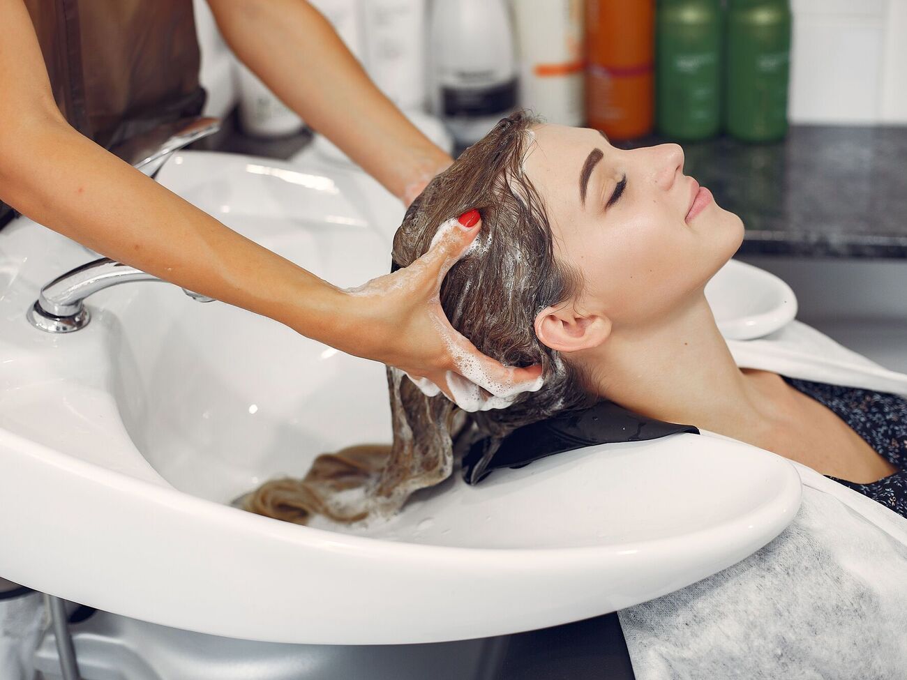 Если пытаться мыть голову реже, то пот, грязь и омертвевшие клетки кожи могут накапливаться и создавать питательную среду для бактерий