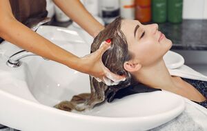 Если пытаться мыть голову реже, то пот, грязь и омертвевшие клетки кожи могут накапливаться и создавать питательную среду для бактерий
