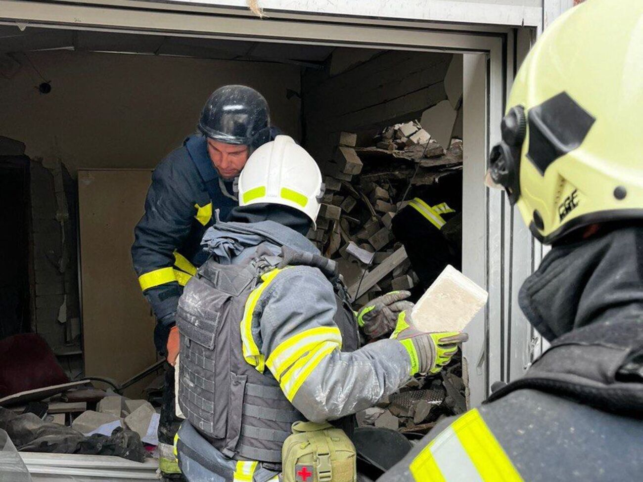Под завалами могут оставаться люди, считают в ГСЧС