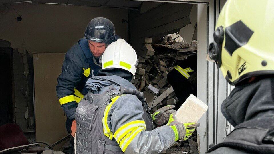 Під завалами можуть залишатися люди, вважають у ДСНС