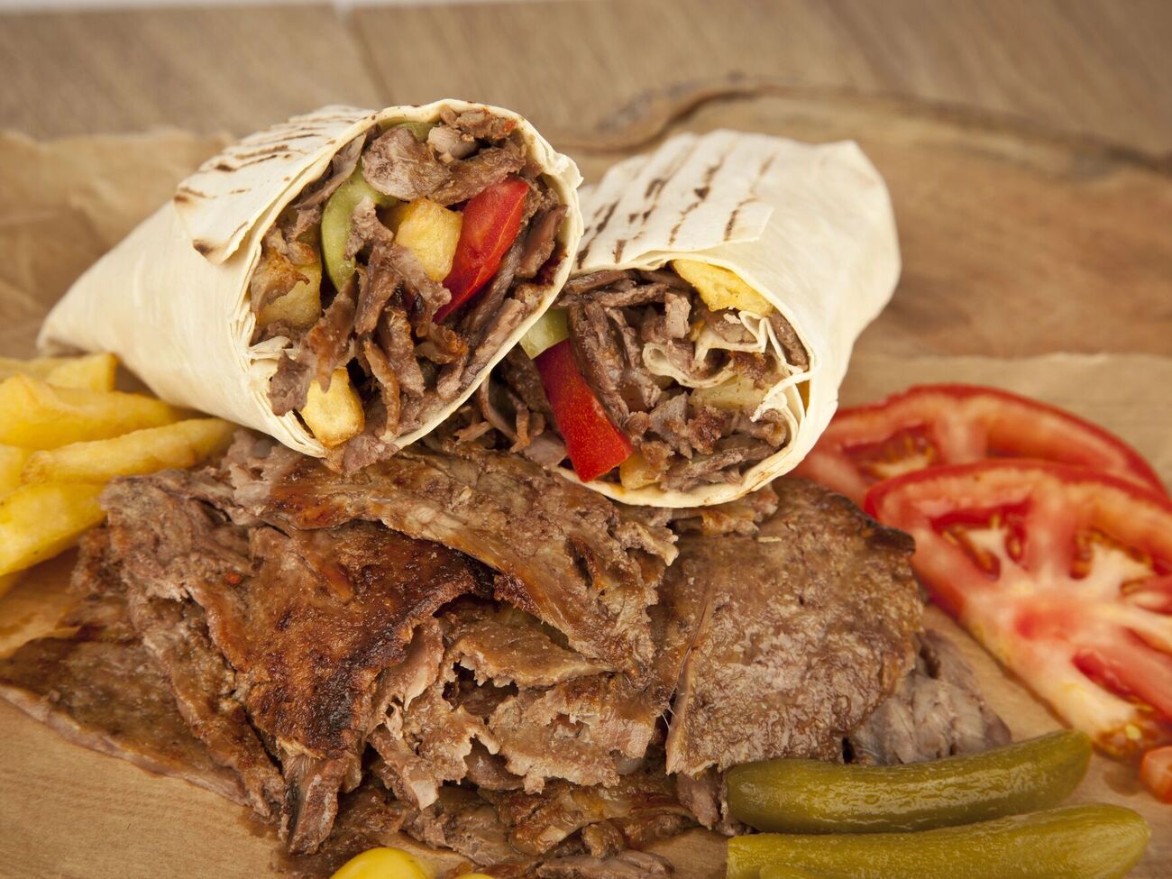 Шашлик у лаваші обсмажують на вугіллі