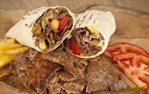 Шашлик у лаваші обсмажують на вугіллі