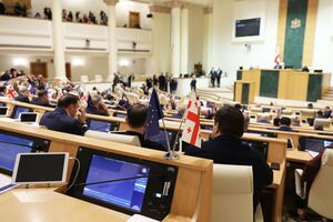 За проголосовали 83 депутата, оппозиции в зале не было