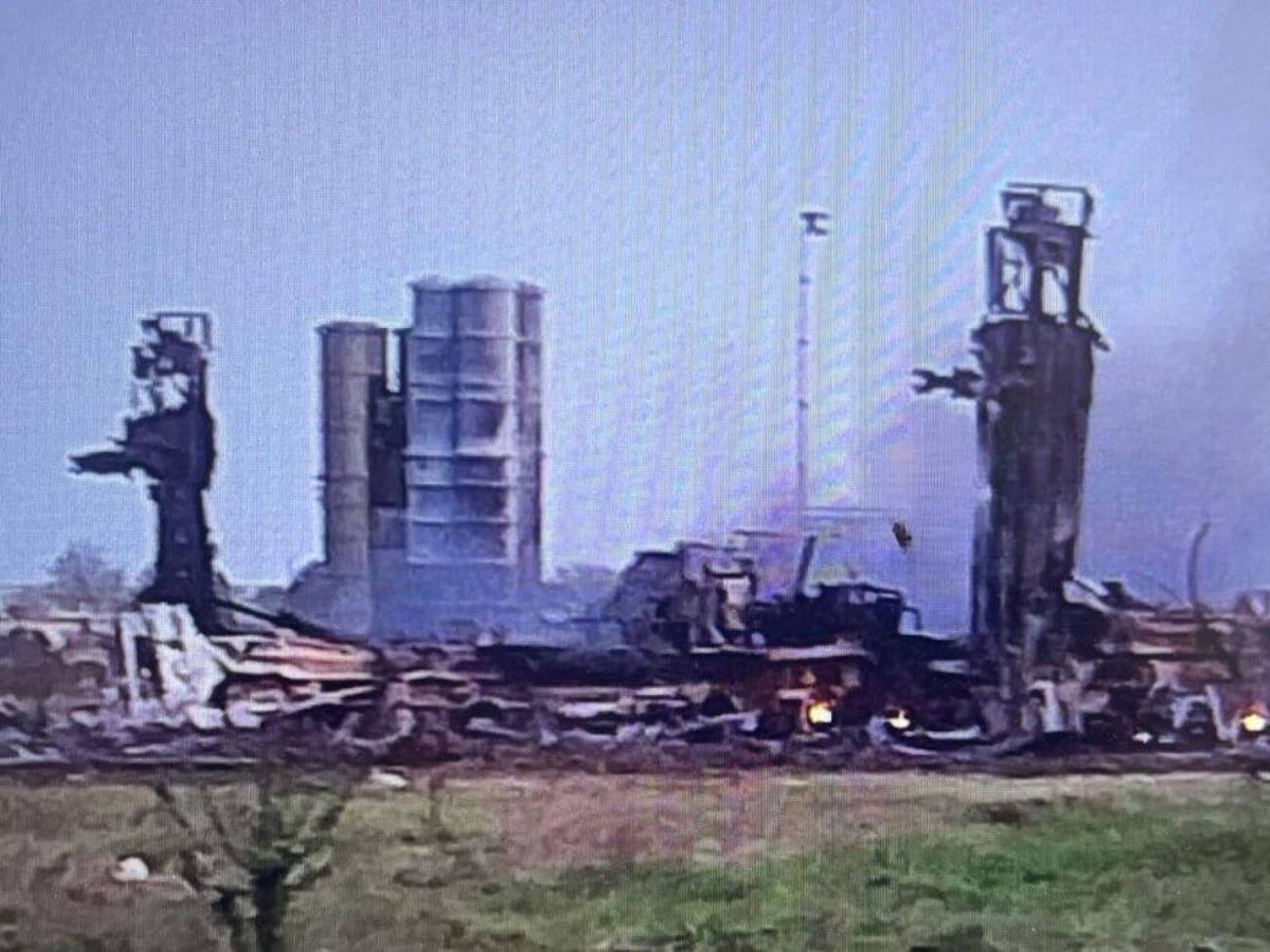 Утверждается, что на фото последствия одного из попаданий в Джанкое по российским системам ПВО