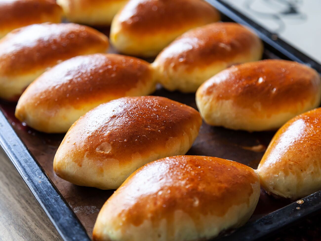 Выпекайте пирожки при температуре 200–210 °С около 10–11 минут