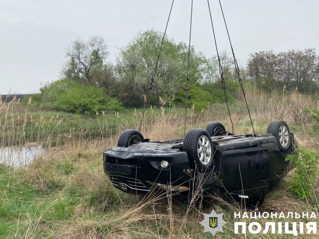 Река протекает рядом с дорогой