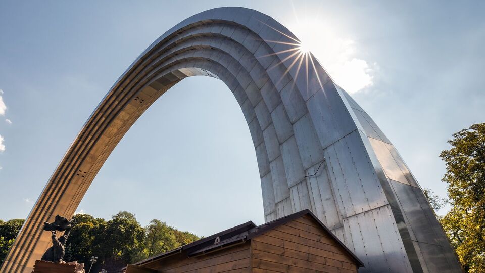 В Минкульте отметили, что арка относится к символике российской имперской политики и подлежит демонтажу