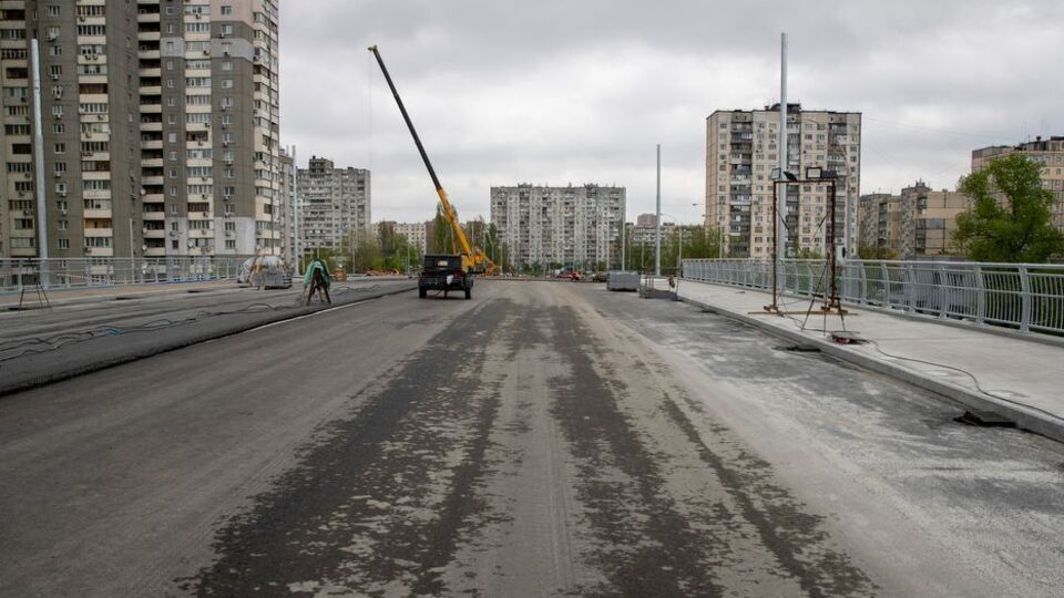Подольско-Воскресенский мост соединяет Подол с левобережными районами Киева Воскресенка и Радужный массив