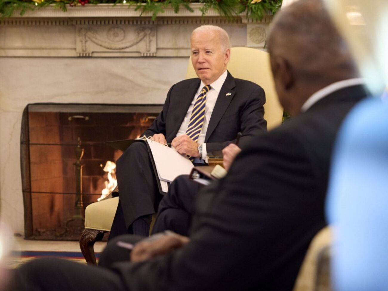 Байден готовий підтримати Ізраїль та Україну, негайно підписавши законопроєкти Джонсона після їх ухвалення Палатою представників і Сенатом