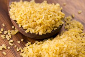 Булгур – это крупа, изготовленная из пропаренной, высушенной и измельченной пшеницы, обычно твердых сортов