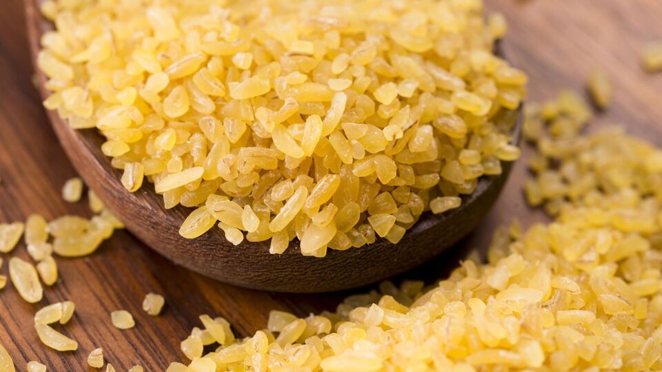 Булгур – это крупа, изготовленная из пропаренной, высушенной и измельченной пшеницы, обычно твердых сортов