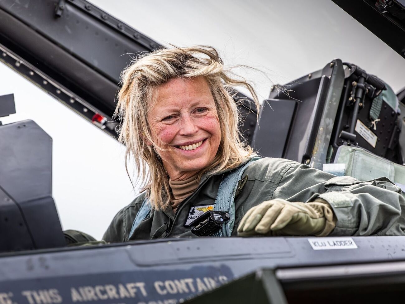 Оллонгрен совершила полет на одном из F-16, пополнивших авиапарк созданного для обучения украинских и румынских пилотов учебного центра в Румынии