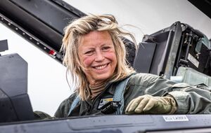 Оллонгрен совершила полет на одном из F-16, пополнивших авиапарк созданного для обучения украинских и румынских пилотов учебного центра в Румынии