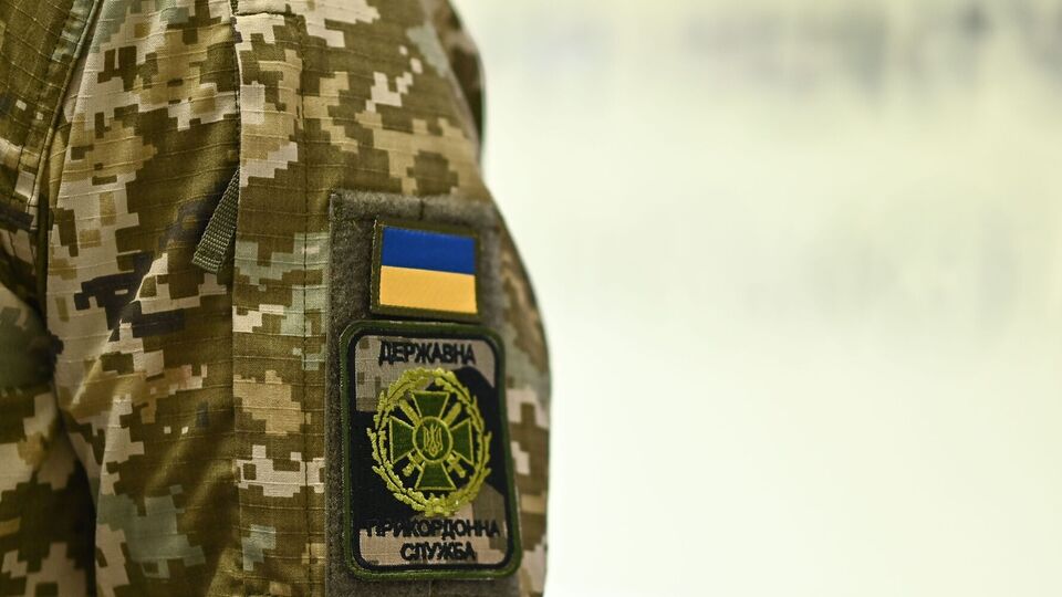 Один із затриманих ударив прикордонника в обличчя