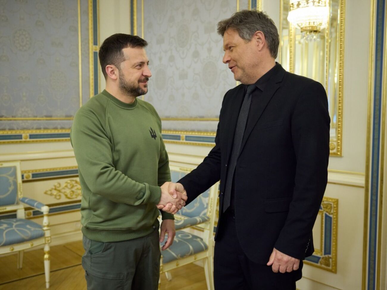Хабек (справа) приехал с неанонсированным визитом в Киев 18 апреля и провел встречу с Зеленским
