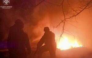 В Днепре пожар после удара российской ракеты по пятиэтажному жилому дому