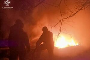 В Днепре пожар после удара российской ракеты по пятиэтажному жилому дому