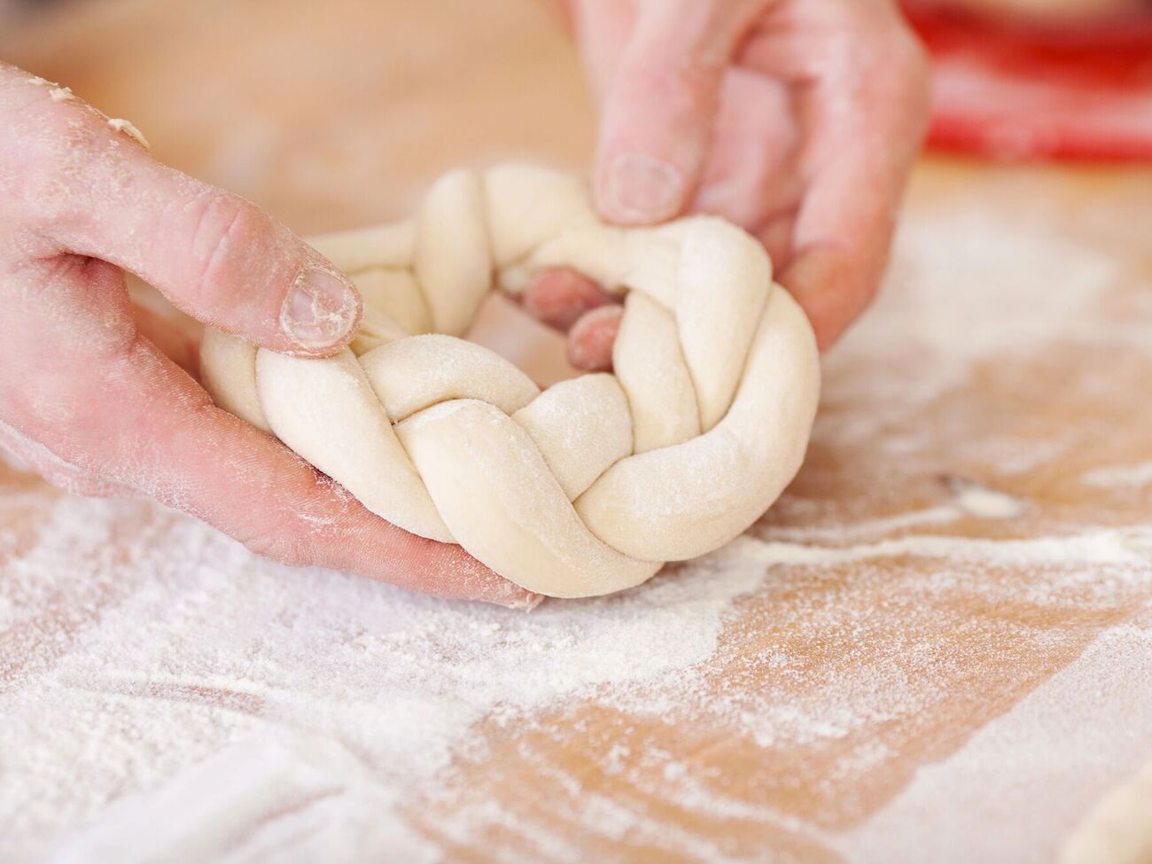 Тесто нужно заплести в косичку