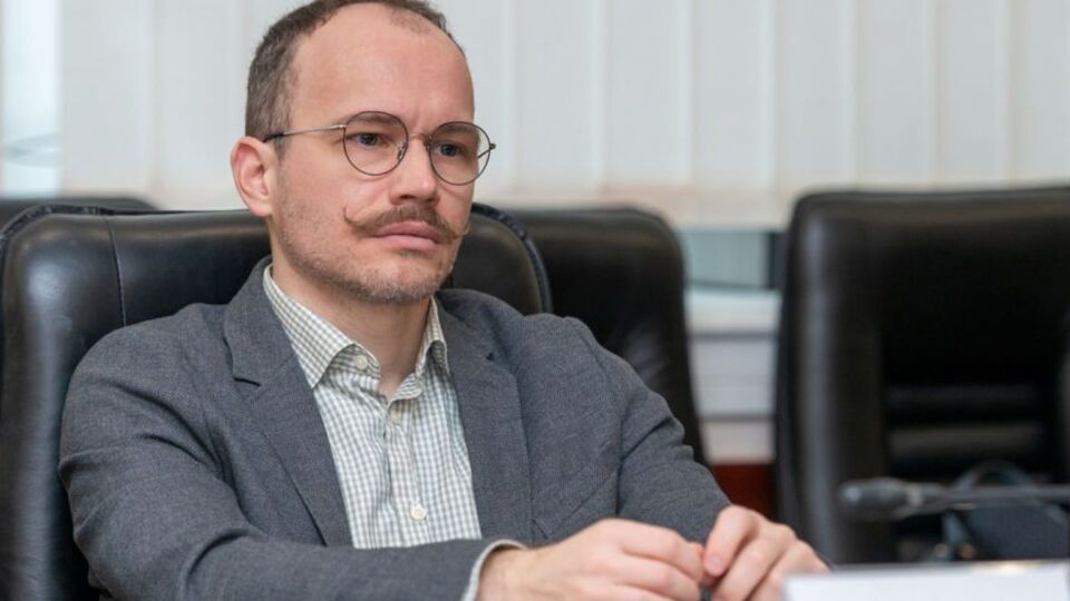 Денис Малюська: Когда частные поставщики смотрят по телевизору, как кого-то с голым торсом таскают и мордой в асфальт кладут, то им это не очень нравится