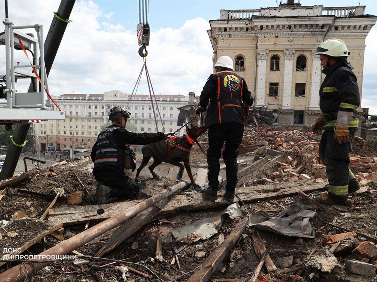 У Дніпрі на місці російського удару триває пошуково-рятувальна операція