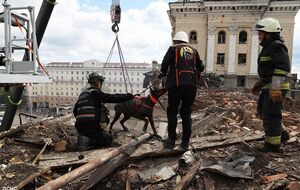 У Дніпрі на місці російського удару триває пошуково-рятувальна операція
