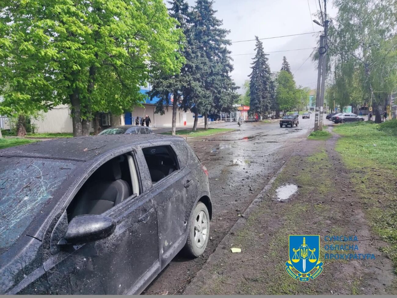 У Білопіллі внаслідок російського обстрілу пошкоджено багатоповерхівку, легкові автомобілі, магазини й аптеку, зазначили у прокуратурі