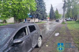 В Белополье в результате российского обстрела повреждены многоэтажка, легковые автомобили, магазины и аптека, отметили в прокуратуре