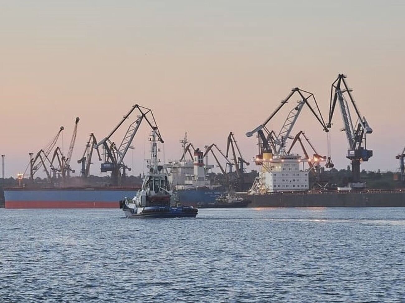 Несколько российских ракет попали в портовые сооружения, не только украинские, но и сингапурские, отметил Зеленский 19 апреля