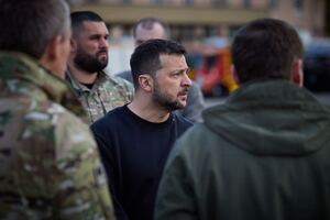 Зеленский побывал на Вокзальной площади Днепра, где российской ракетой была частично разрушена многоэтажка, и поблагодарил спасателей