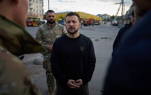 Зеленский подвел итоги дня 19 апреля в вечернем обращении, заявив, что российские удары привели к ранениям и гибели мирных украинцев в нескольких городах