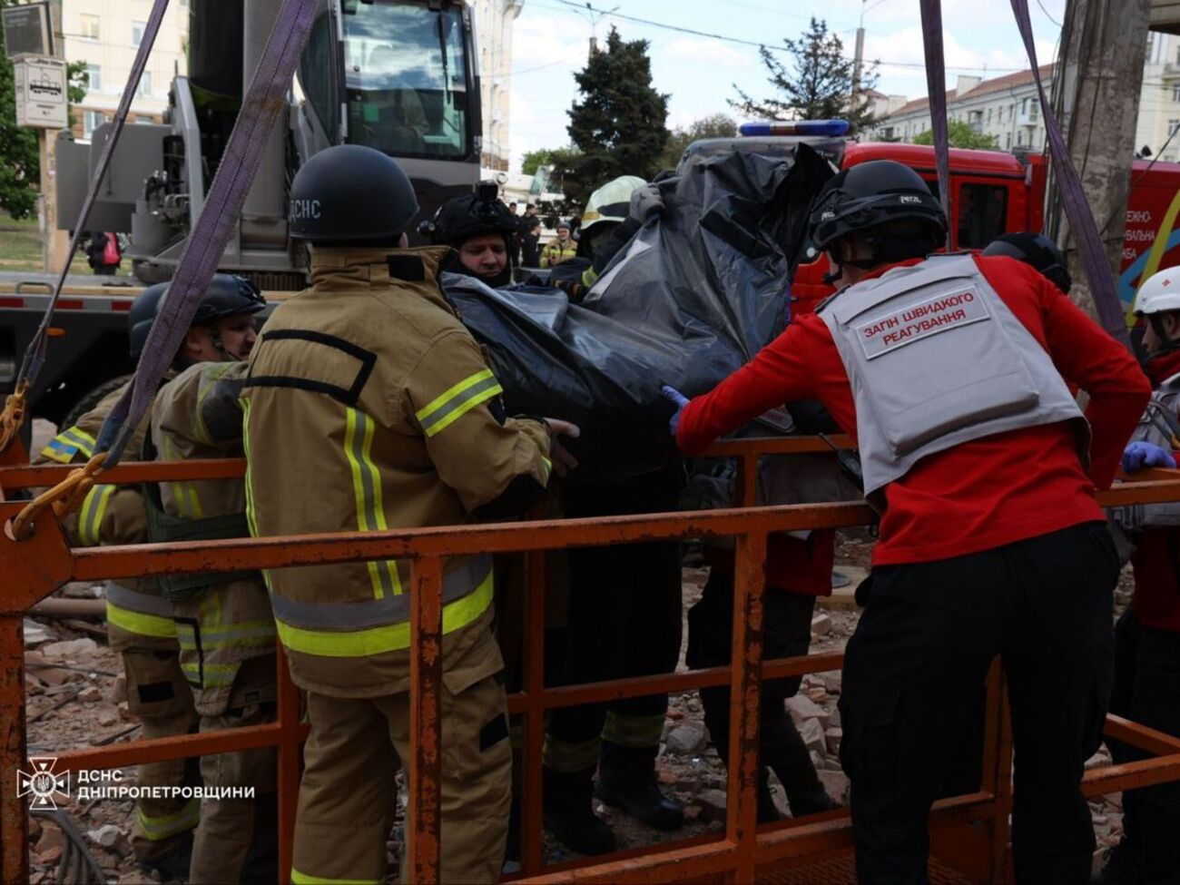 В развалинах пятиэтажки на Вокзальной площади в Днепре найдено тело еще одного погибшего от удара российской ракеты