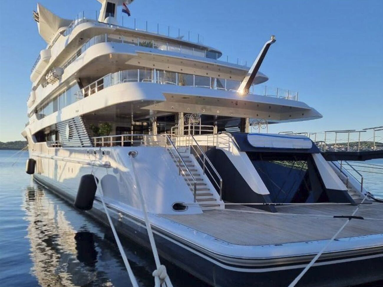 АРМА объявило о начале реализации арестованной яхты Медведчука Royal Romance 20 марта