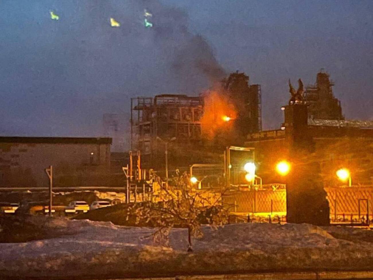По предварительным данным, дрон попал в одну из установок нефтезавода