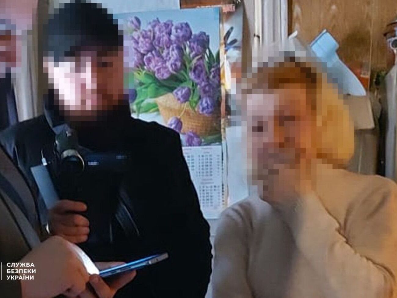 За даними СБУ, під час обшуків у квартирі фігурантки було вилучено мобільний телефон із доказами її переписки з агресором