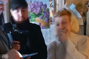 За даними СБУ, під час обшуків у квартирі фігурантки було вилучено мобільний телефон із доказами її переписки з агресором