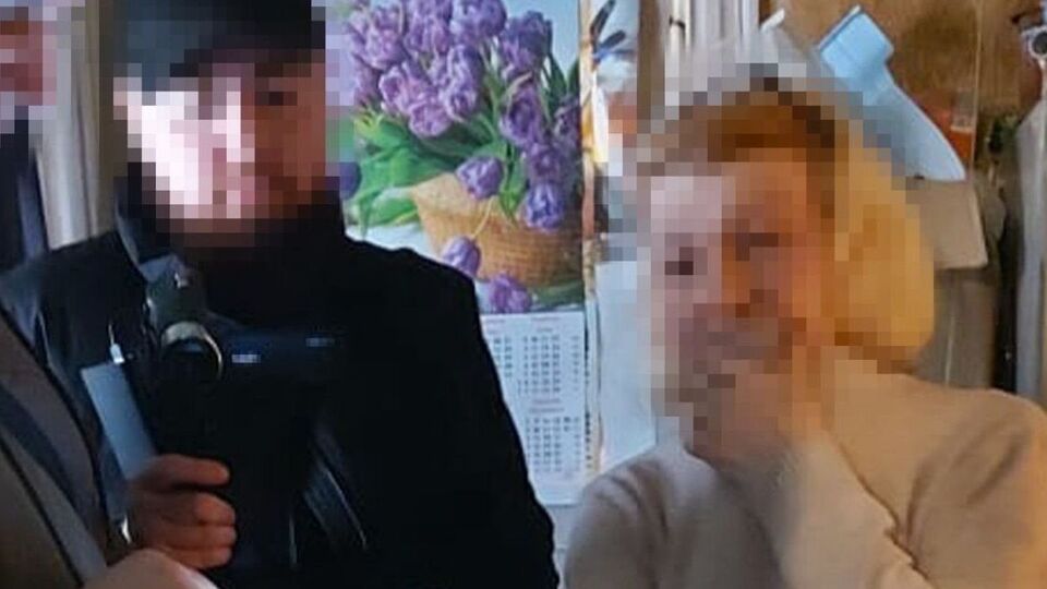 За даними СБУ, під час обшуків у квартирі фігурантки було вилучено мобільний телефон із доказами її переписки з агресором